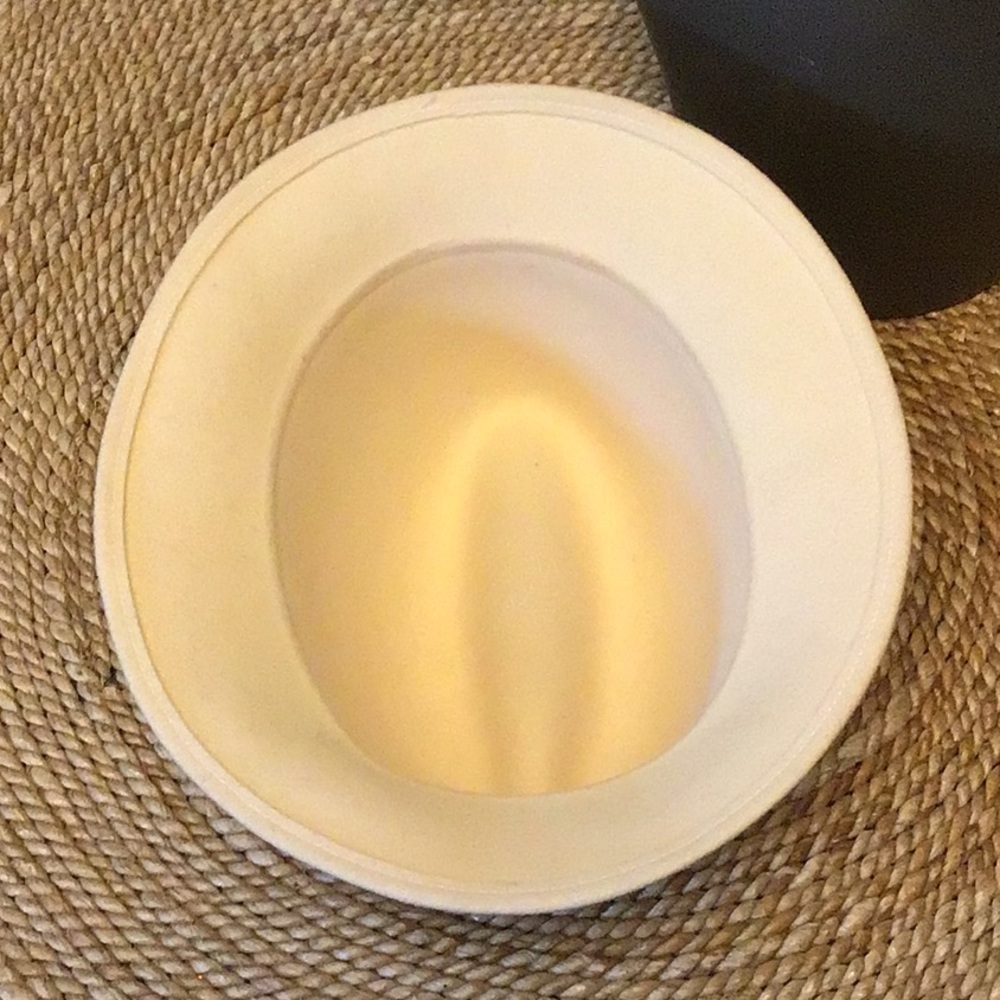 Ivory wool fedora with small Petersham accent on side bow, good condition. - Picture 5 of 5